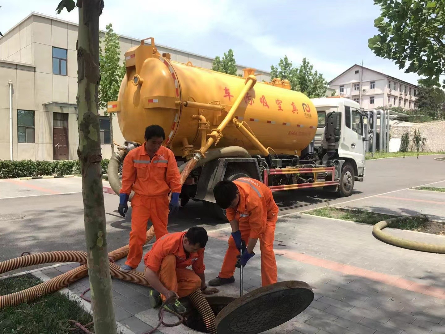 蒙阴管道疏通车停在窨井附近